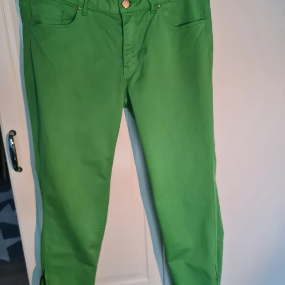 Fina gröna jeans från Zara spårtsamt använd. . Jeans & Byxor.