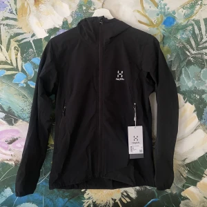 Haglöf soft Shell jacka  - Helt ny softshell jacka från Haglöfs. Aldrig använd. 🌷 Nypris:1299. Kom med bud. Storlek:M men jag har S annars och den sitter bra på mig!✨ 