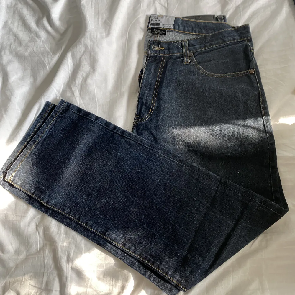 Säljer ett par knappt använda jeans som sitter rakt. Jeans & Byxor.