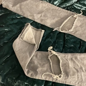 Zara jeans - Ett par gråa jeans med hål och slits, tror att de är typ midwaist,de känns lite mindre så de skulle passa en med strl 34/36 också då jag tycker de är stretchiga