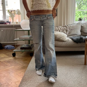 Jeans!  - Så snygga lågmidjade jeans som tyvärr har små fläckar i bak vid fickan men inget man tänker på skriv för bild❤️ MIDJEMÅTT:78cm INNERBENSLÄNGDEN:74cm