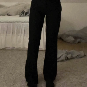 Kostymbyxor  - Fina kostymbyxor som är lite utsvängda💕 köptes på plik och är från mango. Säljer på grund av att de är för långa🤍 första bilden är lånad. 