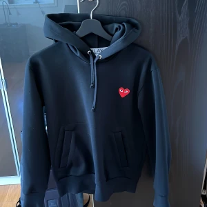 CDG play hoodie  - CDG play hoodie   Skick: väldigt bra sällan använd.   Storlek: Small 