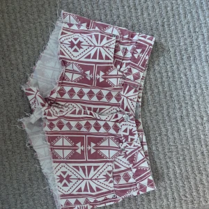 Jeans shoets - Säljer dessa super fina jeans shorts som tyvärr var för stora för mig i storlek S och vet tyvärr inte märket eftersom jag köpte den secondhand 🥰🥰 (köparen står för frakt)