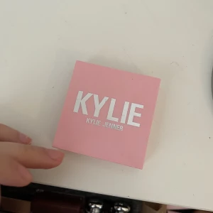 Kylie blush - Blusen i winter kissed köpt från kicks för 275 kr. Använd Max 3 gånger säljer för att jag inte tycker färgen passar mig. Men annars är det en jätte bra blush, har den i andra färger 