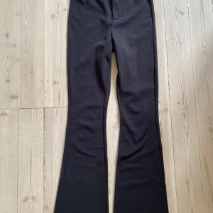 Svarta kostymbyxor från vero Moda i storlek xs - Jag säljer ett par svarta kostymbyxo från vero Moda  i storlek xs, säljer på grund av att de har blivit för små. Använda men i bra skick. Köparen står för frakt!