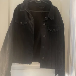 Jeansjacka  - Svart jeansjacka från zizzi storlek m men sitter super fint på mig som brukar ha S och vill ha den lite oversize, helt nyskick🥰 nypris 699kr