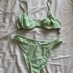 Grön bikini från Nakd, helt oanvänd🫶🏼 Överdelen är 80B och underdelen M🫶🏼Säljer då den är för liten🥰