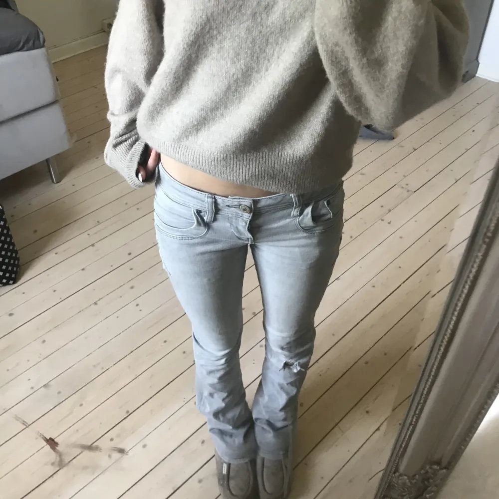 Säljer mina jättefina lowwaist gråa ltb jeans. Dessa är helt slutsålda i denna storleken, de sitter perfekt i längden på mig som är 166!🤍🤍 Det är modellen valerie. Köpta för 700 på deras hemsida! . Jeans & Byxor.