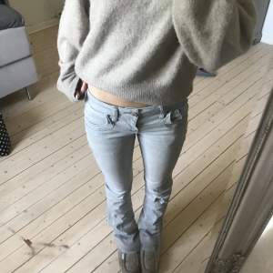 Säljer mina jättefina lowwaist gråa ltb jeans. Dessa är helt slutsålda i denna storleken, de sitter perfekt i längden på mig som är 166!🤍🤍 Det är modellen valerie. Köpta för 700 på deras hemsida! 