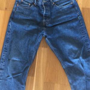 Weekday jeans i bra skick i modellen ”space”.  Stl 29/30