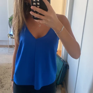 Zara topp - Säljer min fina topp från zara, väldigt bra skick. Köpte för 350kr och säljer för 200kr+frakt💙💙 Tyck inte på köp nu!