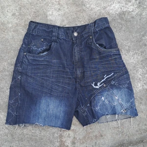 KARL KANI  - Det är par shorts som är i 8/10 sick. 