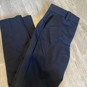 Blåa kostymbyxor  - Blå kostymbyxor, andvända 1 gång Om du vill ha fler bilder är det bara att fråga.🩵