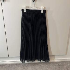 Säljer denna fina kjol, aldrig använd då den inte är min stil. 85 cm lång🫶🏼