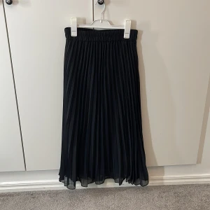 Monki kjol  - Säljer denna fina kjol, aldrig använd då den inte är min stil. 85 cm lång🫶🏼