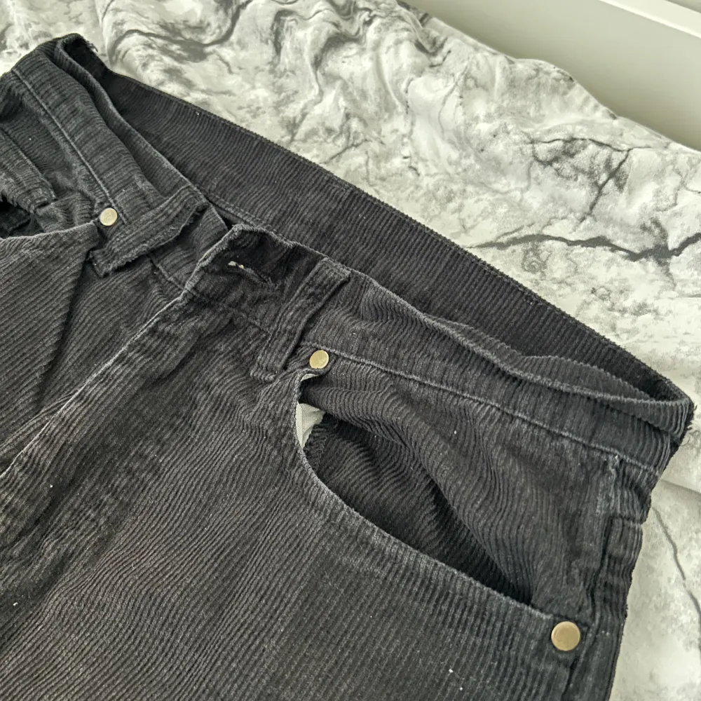 Svarta jeans från zara! W31. Längden är 102 cm.. Jeans & Byxor.