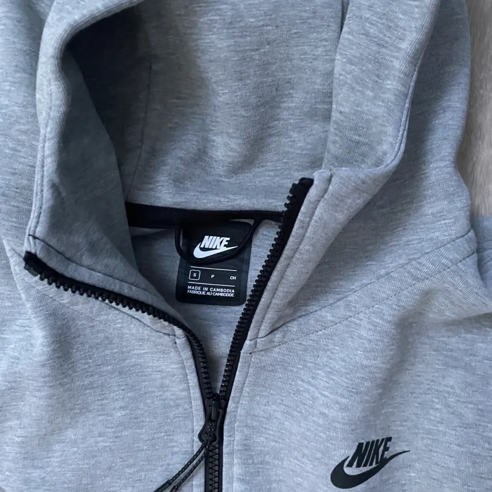 Grå Nike Tech Fleece, 9/10 Skick Använd kanske 10 gånger max, säljer den då den blev för liten. Nypris 1349 kr. Hoodies.
