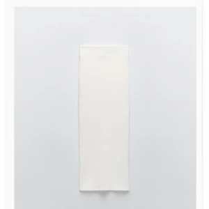 Zara kjol - Lång ribbad vit kjol i ett bra tjockare material, säljer då den sitter lite för tight på mig! Sjukt snygg, går att ha low waist