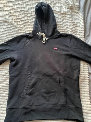 Svart Levis hoodie - Säljs pga för liten