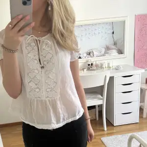 Jätte söt blus från Massimodutti!! Super fina broderade blommor och andra detaljer! Får ingen användning längre tyvärr!!❤️‍🔥