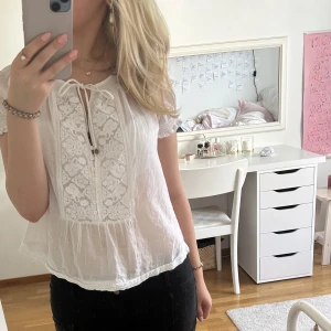 Söt blus!! - Jätte söt blus från Massimodutti!! Super fina broderade blommor och andra detaljer! Får ingen användning längre tyvärr!!❤️‍🔥