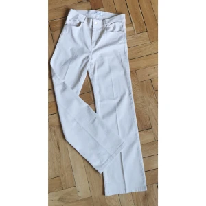 Stretchjeans, Wera  - Stretchjeans / stretchbyxor i bomull från Wera. Storlek 40. Vida ben, 70-talsmodell i off-white. Helt oanvända. 