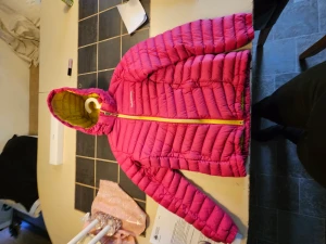 Peak performance Frost down hood junior - Jättefin jacka från Peak Performance. Juniorstorlek 150 cl Inga hål. Cerise med gult foder
