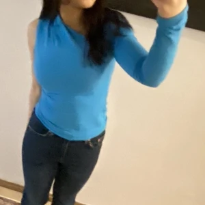 Topp - Jättefin topp från Zara. Älskar färgen. Använt 2-3 gånger nytt skick. Skriv för fler bilder!