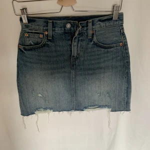 Levi's jeanskjol - Supersnygg jeanskjol från Levi's, i storlek 24