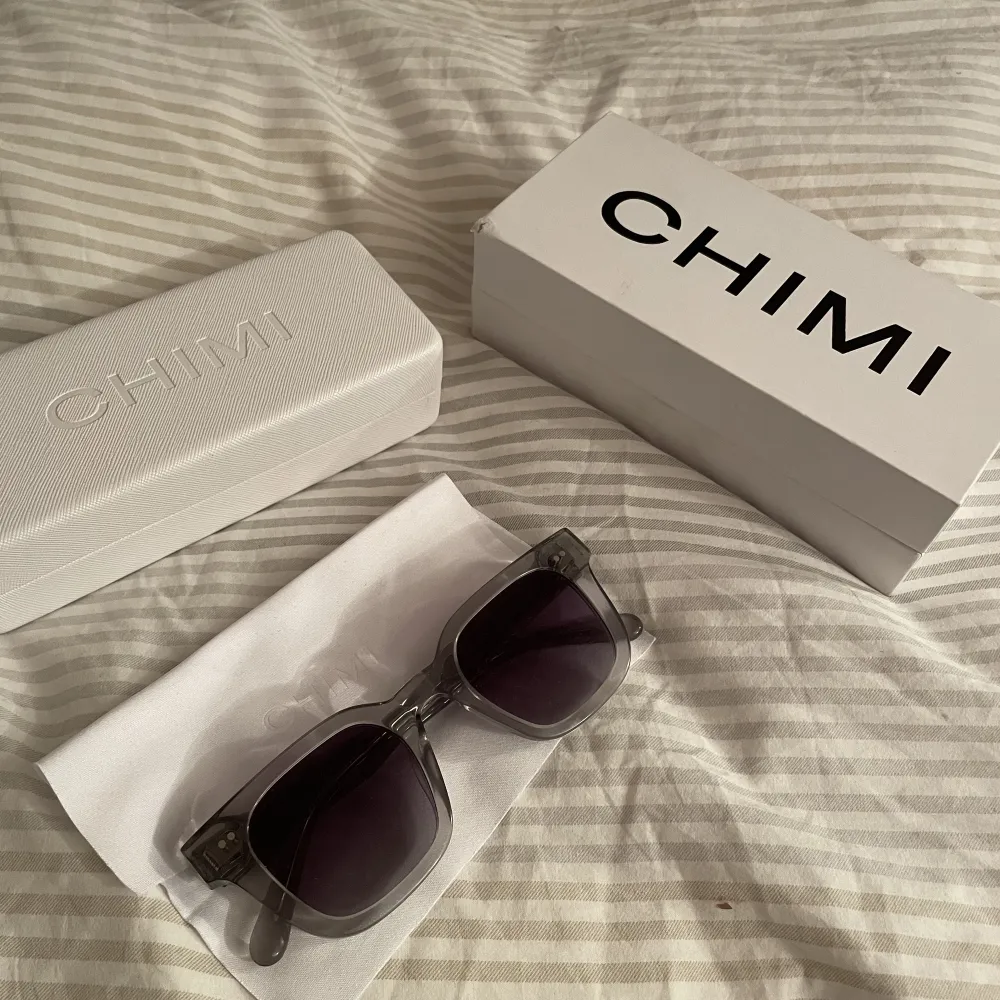 Riktigt snygga chimi glasögon i toppskick. Alla kartonger och lådor följs med. Köpte för 1250kr på chimis hemsida. (Färgen grå). Accessoarer.