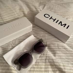 Riktigt snygga chimi glasögon i toppskick. Alla kartonger och lådor följs med. Köpte för 1250kr på chimis hemsida. (Färgen grå)