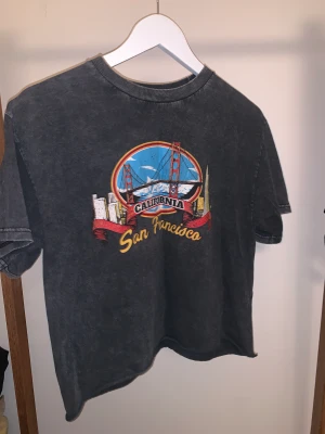 John Galt (Brandy Melville) california topp  - Det står ”One size” på toppen men den passar XS/S och kanske M. Lite croppad.  Perfekt skick 🫶🥰