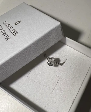 Caroline Svedbom ring  - Caroline Svedbom ring i silver med silver Sten 🩶