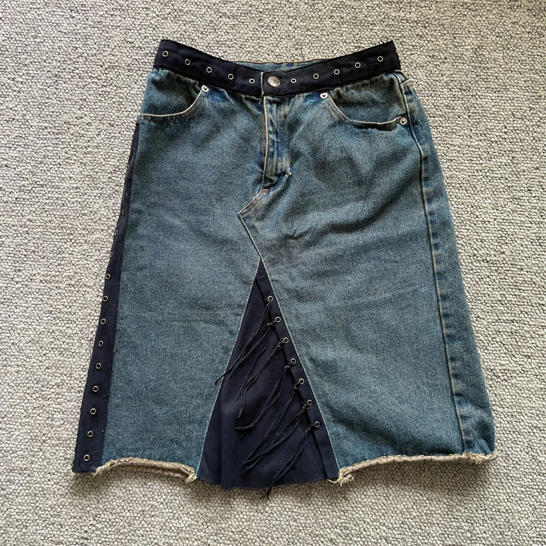 Mörk jeans kjol med detaljer