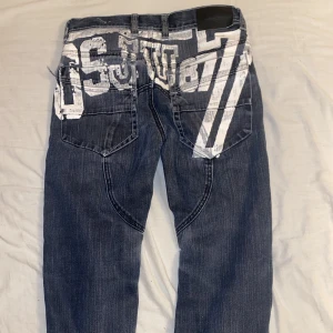 Drainer jeans - Köpt secondhand, kommer ej till användning. Baggy och lågmidjade. Passar nog bäst på xs. Kan ej visa dessa på då dom är för små för mig, midjemåttet är 40cm och innerbenet är 67cm ❤️