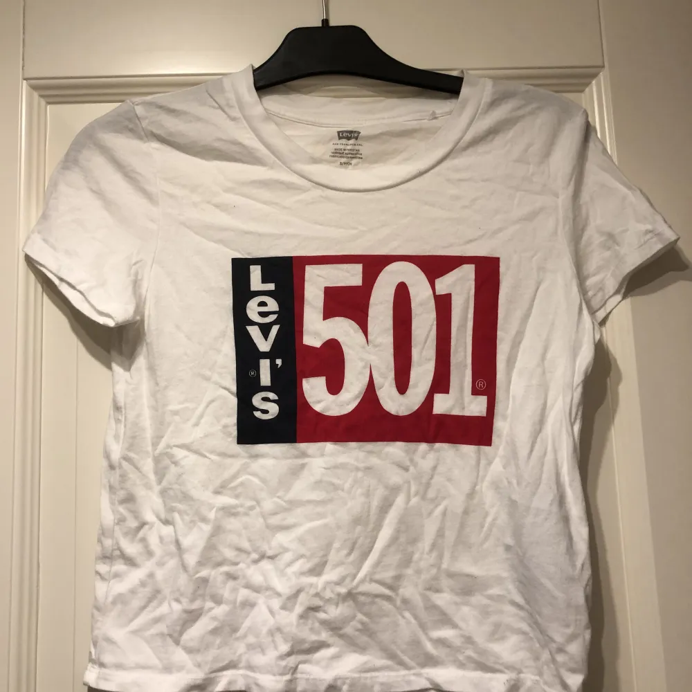 Fin vit T-shirt från Levis endast använd 1 gång då det inte är min stil är i fint skick sann till storlek str S. T-shirts.