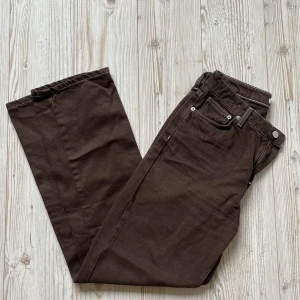 Jeans - Bruna högmidjade jeans från nakd, i strl 36!