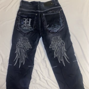 Drainer jeans - Köpt på depop men kommer ej till användning, baggy och lågmidjade! midjemåttet är 38cm och innerbenen är 75cm