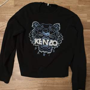 Säljer kenzo tröja helt ny andvönd nån gång älta köpt på johnells för 2500 säljer nu för 1000 inte fast pris storlek M