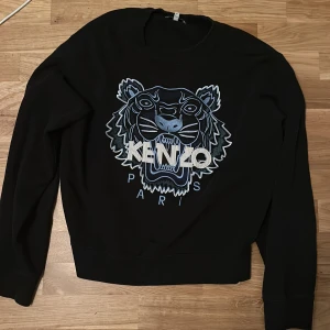 Kenzo tröja  - Säljer kenzo tröja helt ny andvönd nån gång älta köpt på johnells för 2500 säljer nu för 1000 inte fast pris storlek M