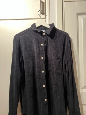 Svart East West Långärmad Frottéskjorta - Väldigt fin skjorta 6 mån gammal, passar både under vinter- och sommarhalvåret. 