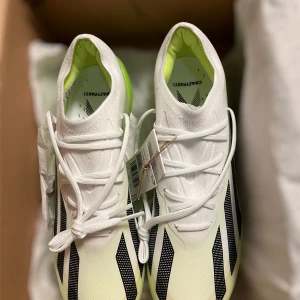 X Crazy Fast. 1 FG - Perfekt skick, har aldrig använts innan. Jag vann skorna så det är därför jag säljer dem. Ps i butik kostar dem 2899kr