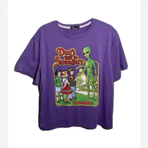 Lila t shirt med Alien tryck 👽 säljer för 250kr storlek L/M