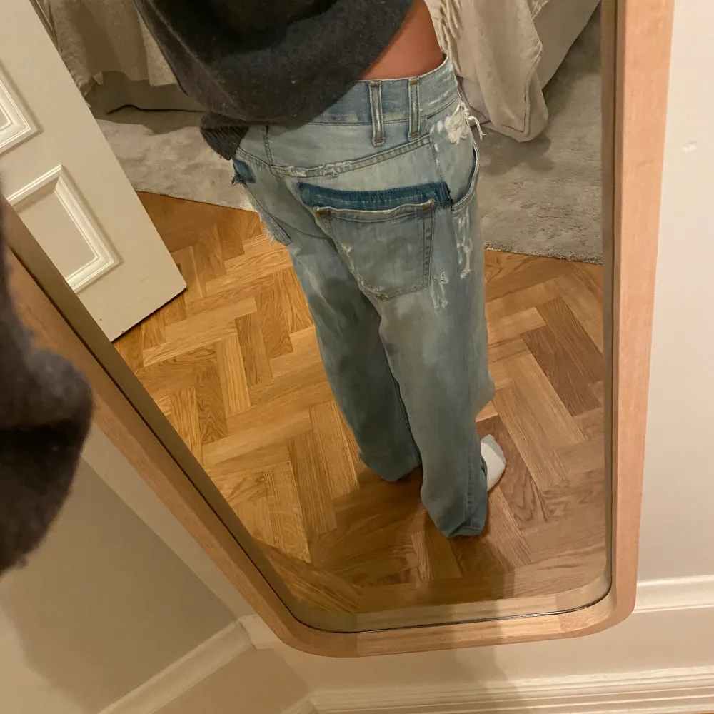 Säljer dessa super snygga low waist jeans från Dolce & Gabbana som sitter jätte bra. Jag är 168 cm och de sitter perfekt på längden. . Jeans & Byxor.