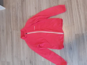 Rosa flicetröja - Väll använd men fin. I höger ärmen gick den sönder och jag försökte sy den.