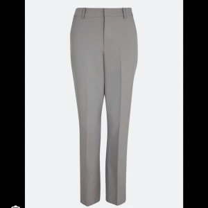 Kostymbyxor Vilma  - Gråa kostymbyxor (Vilma) i strl 40 från bikbok . Aldrig använda, enbart testade 