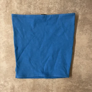 Tube topp - Säljer denna supersnygga blåa Tube toppen från zara. Den häver verkligen fram ens kurvor på de bästa sätt. För fler bilder/frågor kom privat🩷