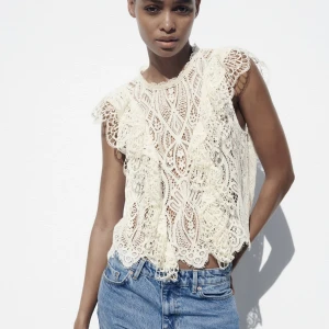 Spetstopp från zara - Gräddvit superfin topp från zara. Använd fåtal gånger då den är lite kort för mig. 