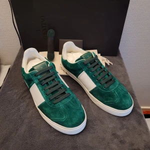 Valentino Flycrew - De fetaste flycrew skorna i färgen mörkgrön! Cond 10/10 använda 3 gånger. ALLA tillbehör, äkthetsbevis samt kvitto tillkommer! Storlek 39 IT, passar 40,5-41,5. Hör av dig vid minsta lilla fråga🙂